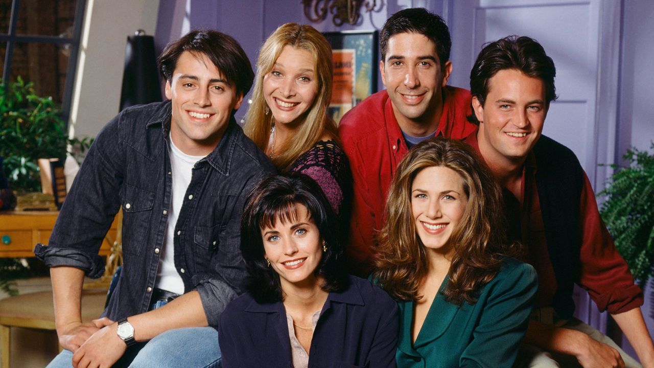 Le casting de Friends saison 1 souriant à la caméra.