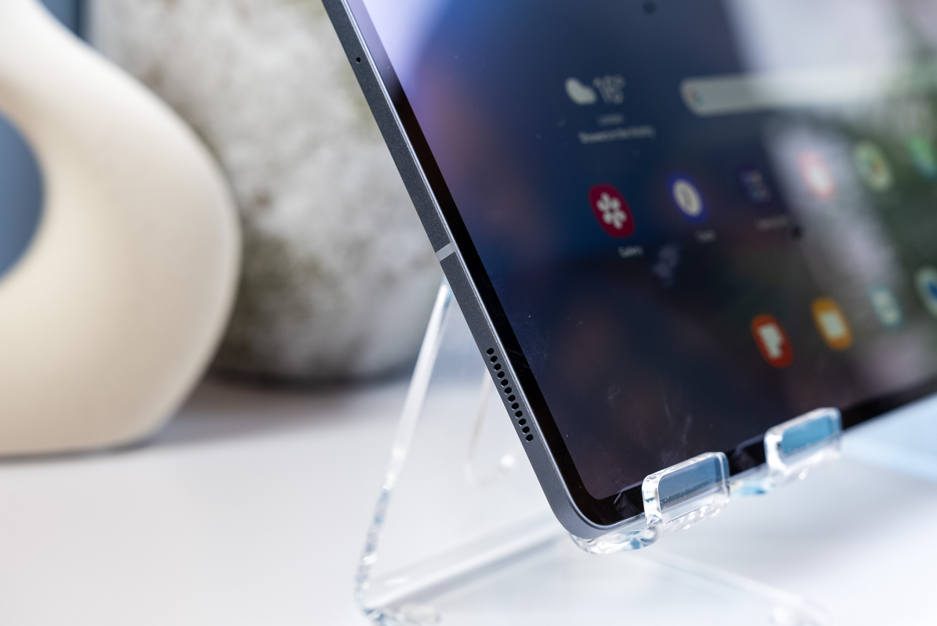 Seitenprofil des Galaxy Tab S10 Ultra, das zeigt, wie dünn es ist