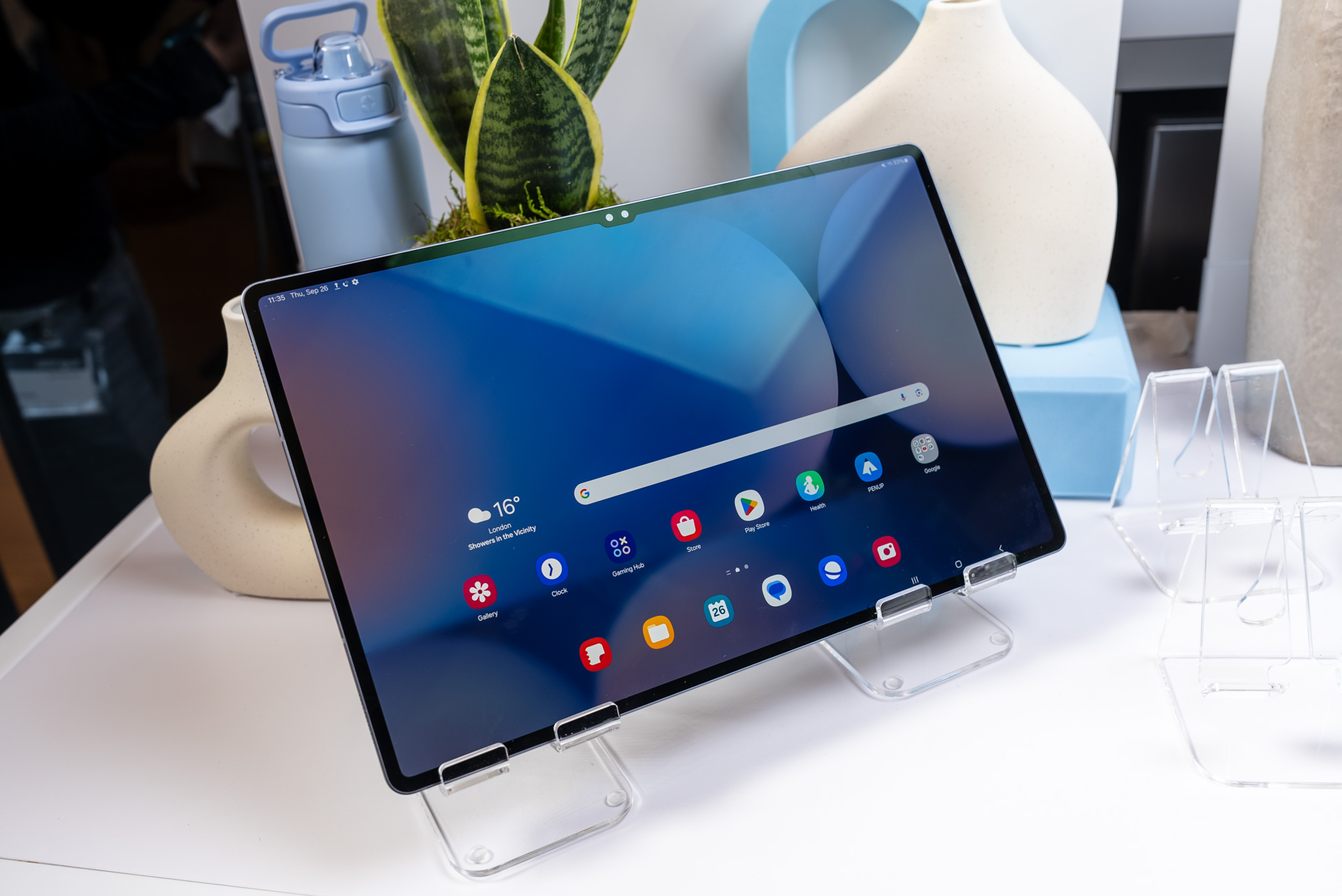 Galaxy Tab S10 Ultra на подставке