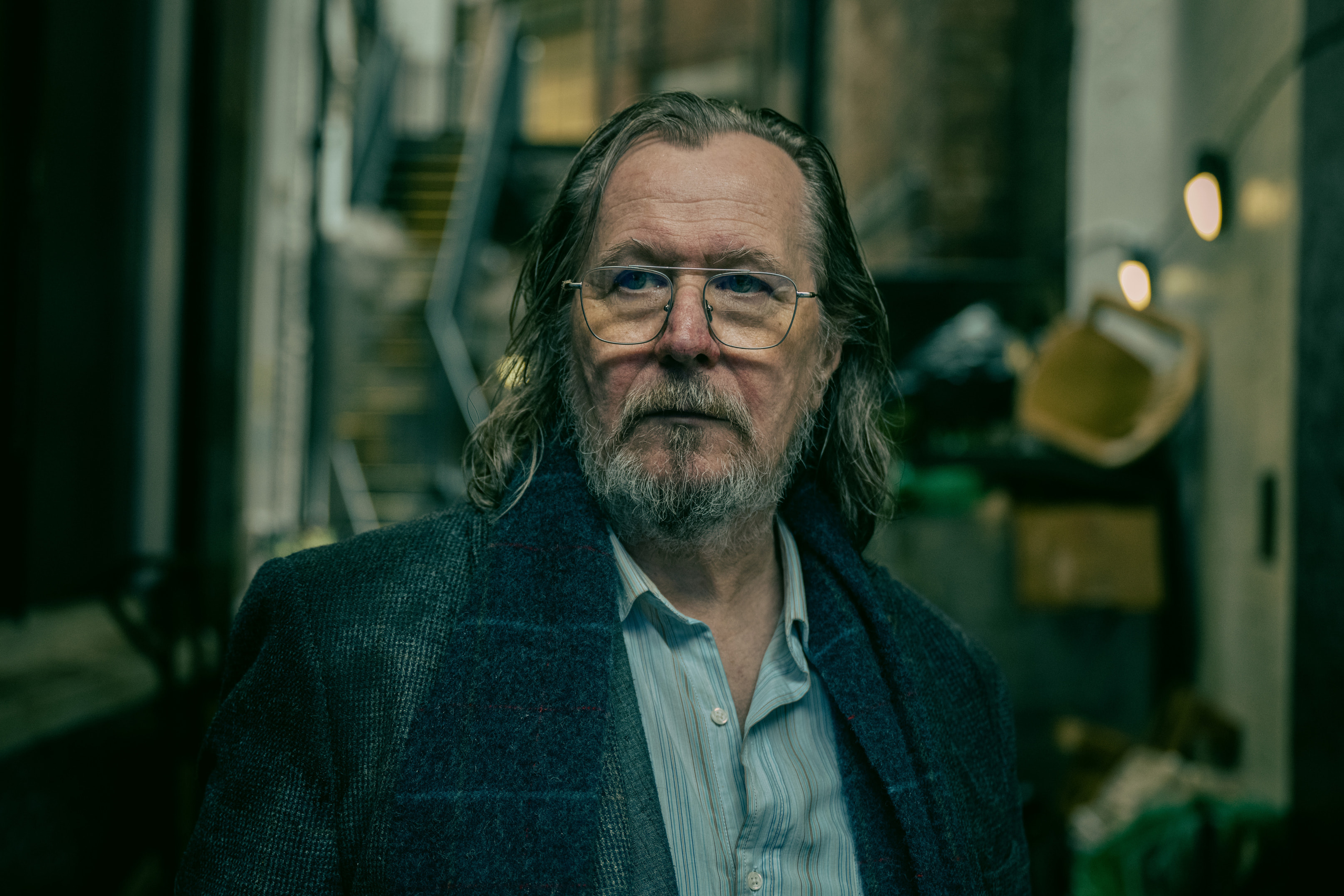 Gary Oldman se encuentra en un callejón en la temporada 4 de Slow Horses.