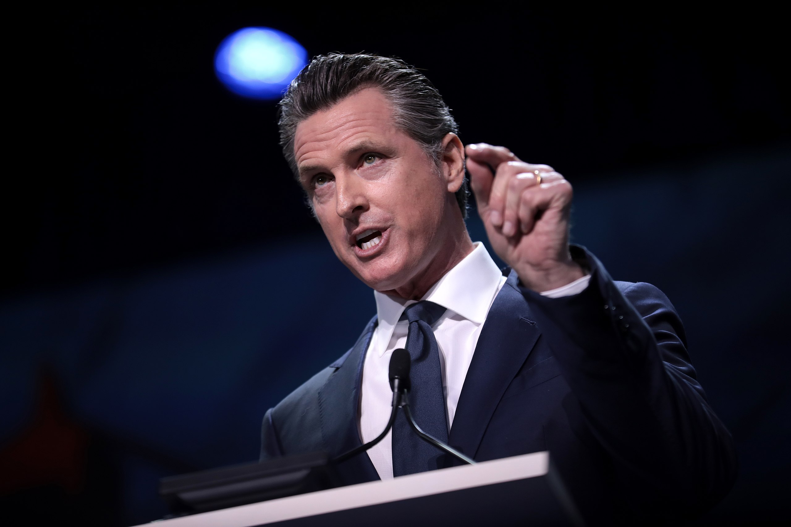 Le gouverneur de l'État de Californie, Gavin Newsom, s'exprimant lors d'un pupitre