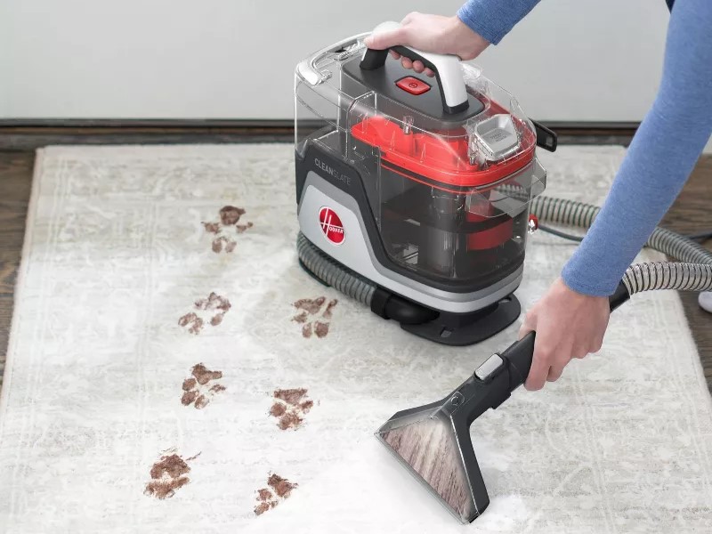 Использование портативного средства для чистки ковров Hoover CleanSlate