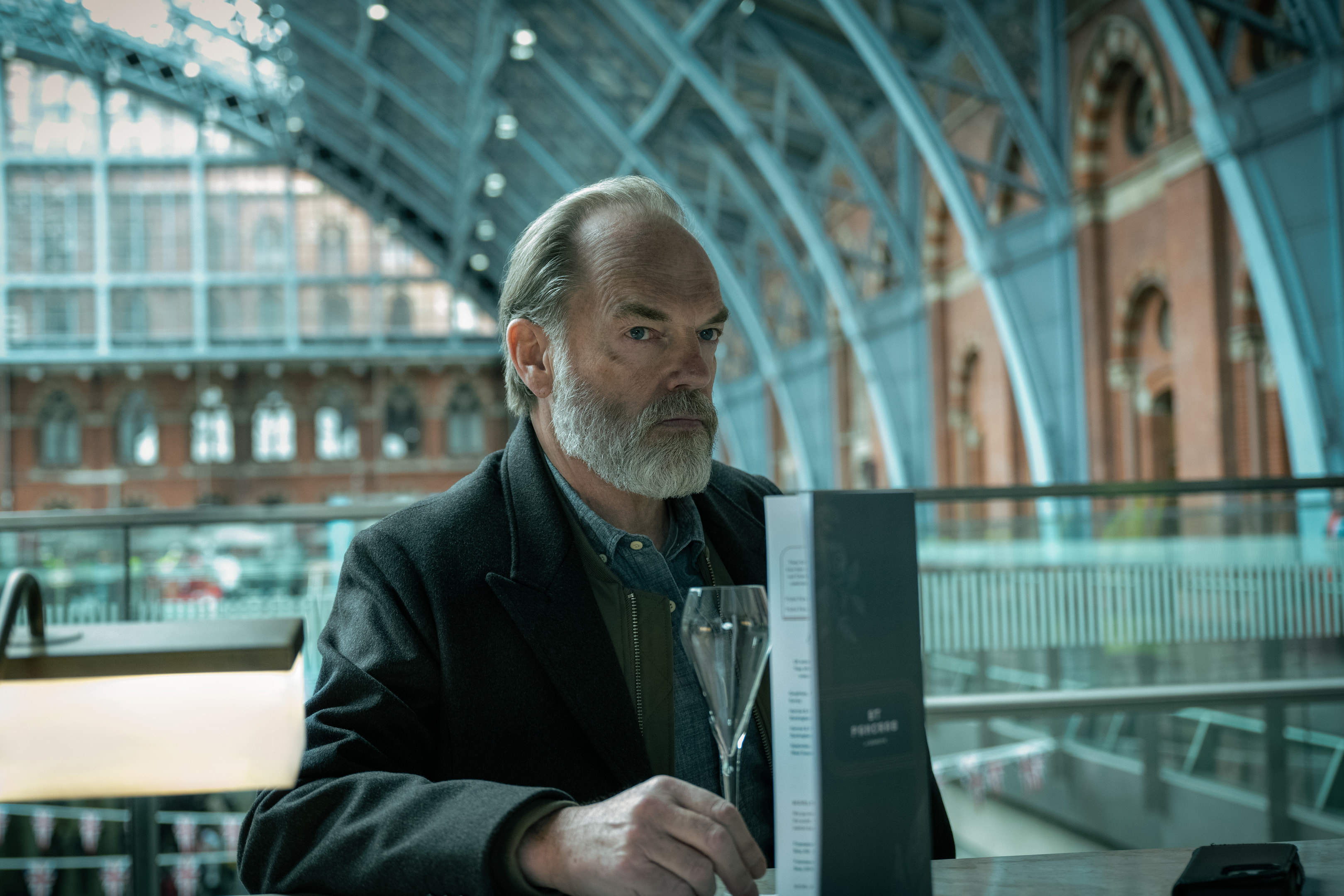 Hugo Weaving se sienta en el bar de una estación de tren en la temporada 4 de Slow Horses.