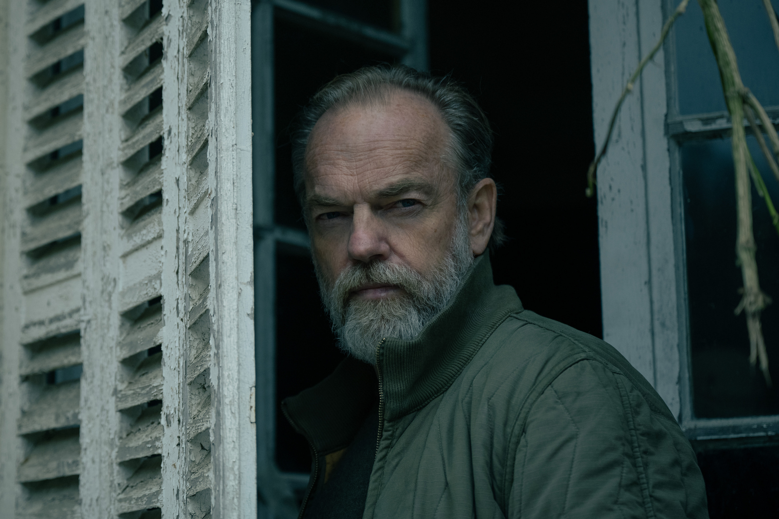 Hugo Weaving fica perto de venezianas antigas na 4ª temporada de Slow Horses.