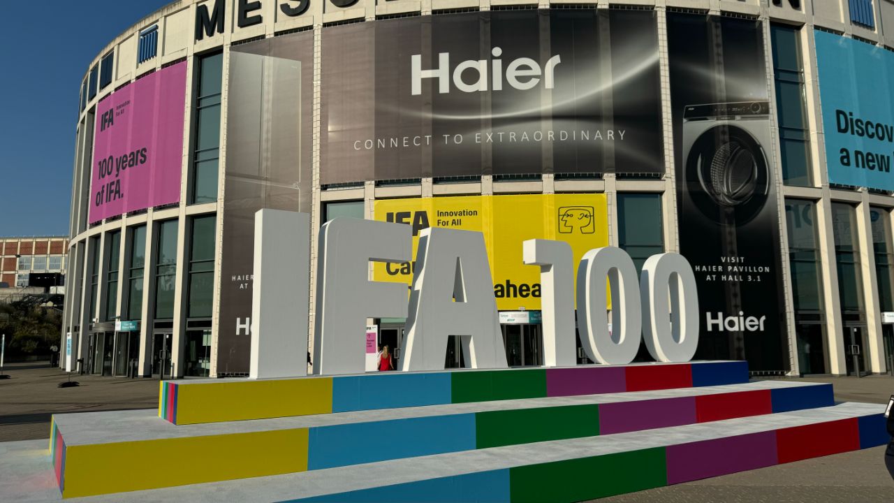 El cartel de IFA 100 en el exterior del South Hall de Berlín.