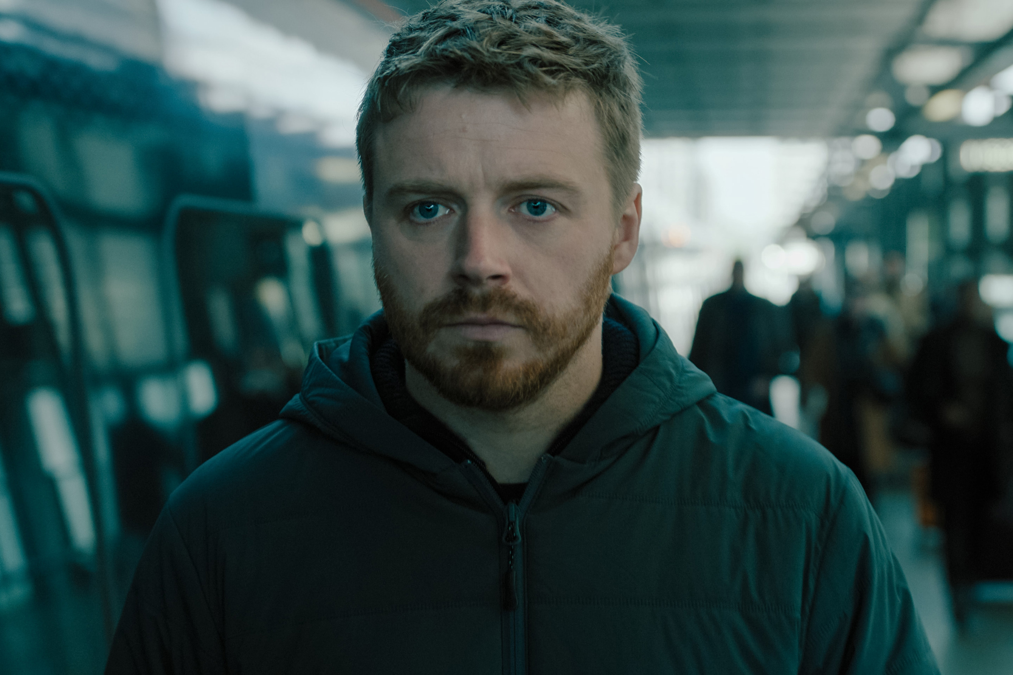 Jack Lowden está em uma estação de trem na 4ª temporada de Slow Horses.