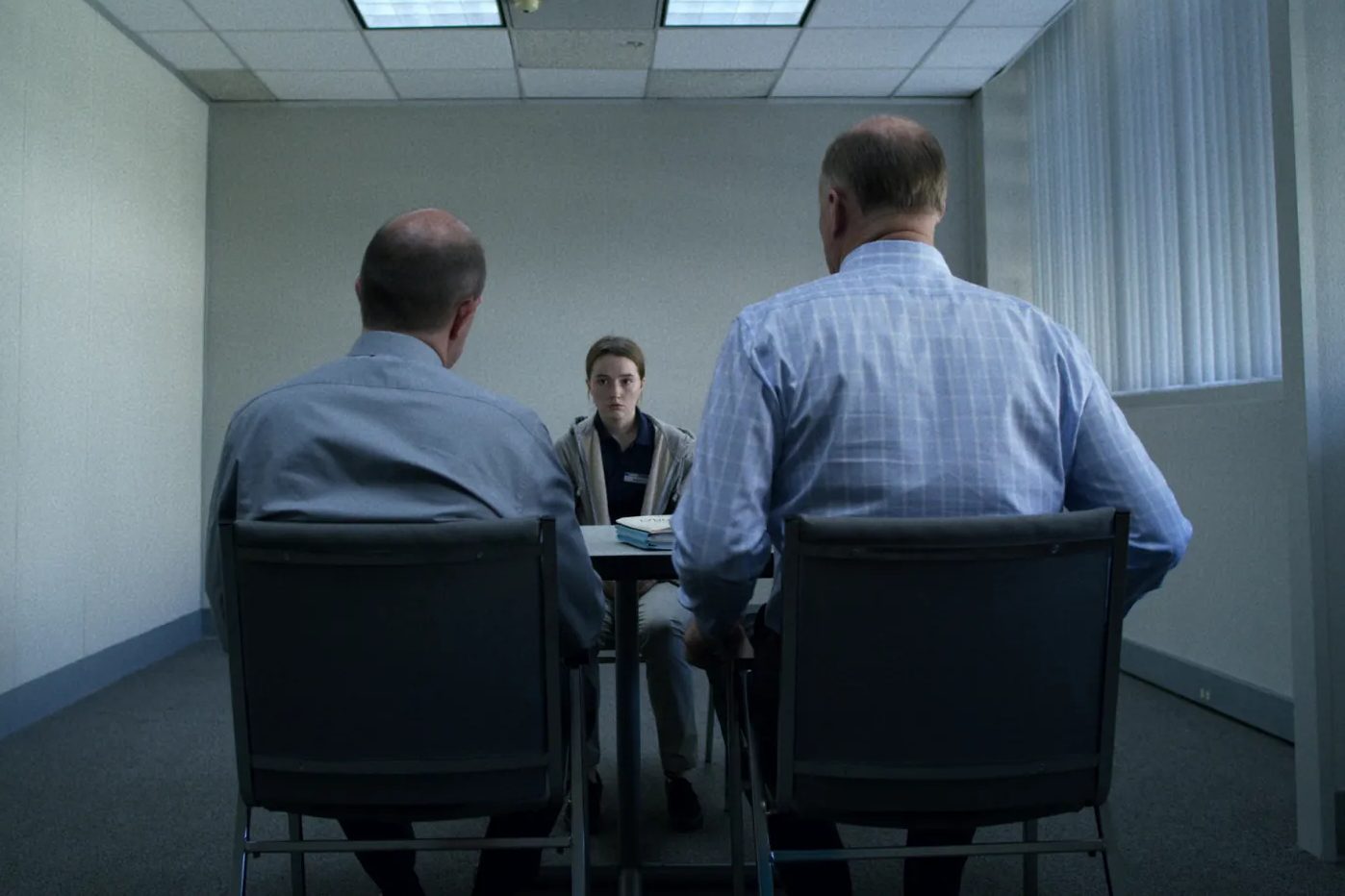 Kaitlyn Dever est assise en face de deux détectives de police dans Unbelievable.