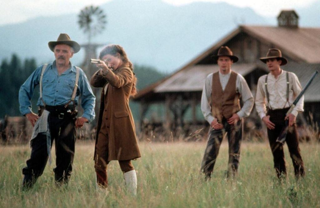 Une femme tire avec une arme à feu avec 3 hommes dans Legends of the Fall.