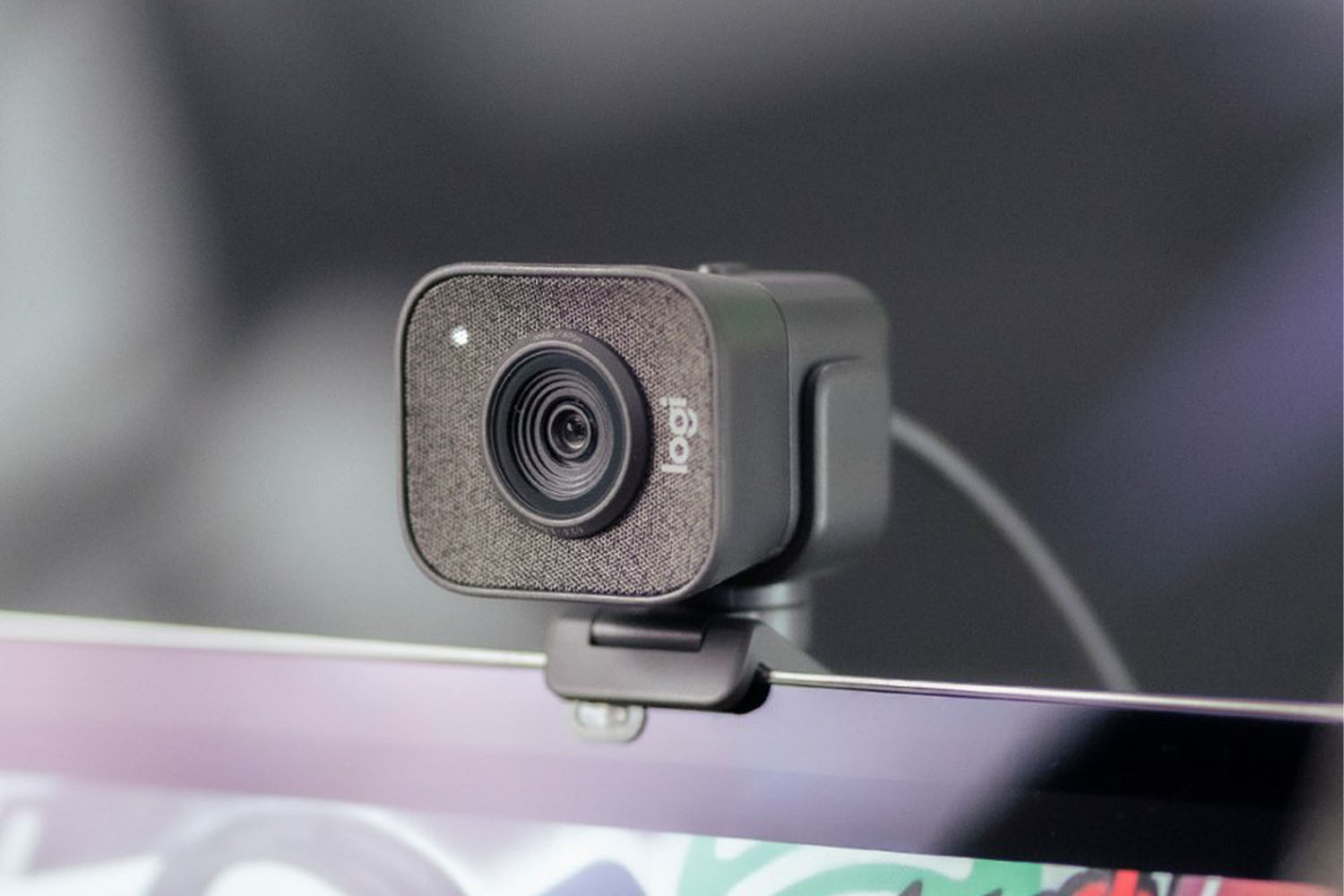 노트북의 Logitech StreamCam Plus.