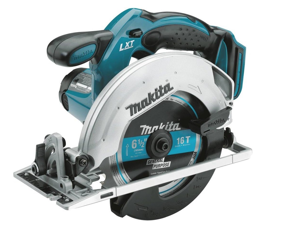 La sierra circular Makita 18V LXT de 6,5 pulgadas sobre un fondo blanco.