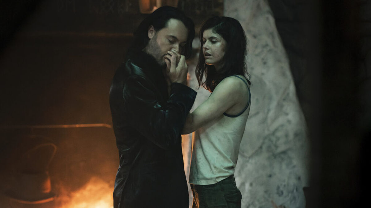 Jack Huston et Alexandra Daddario dans Mayfair Witches.