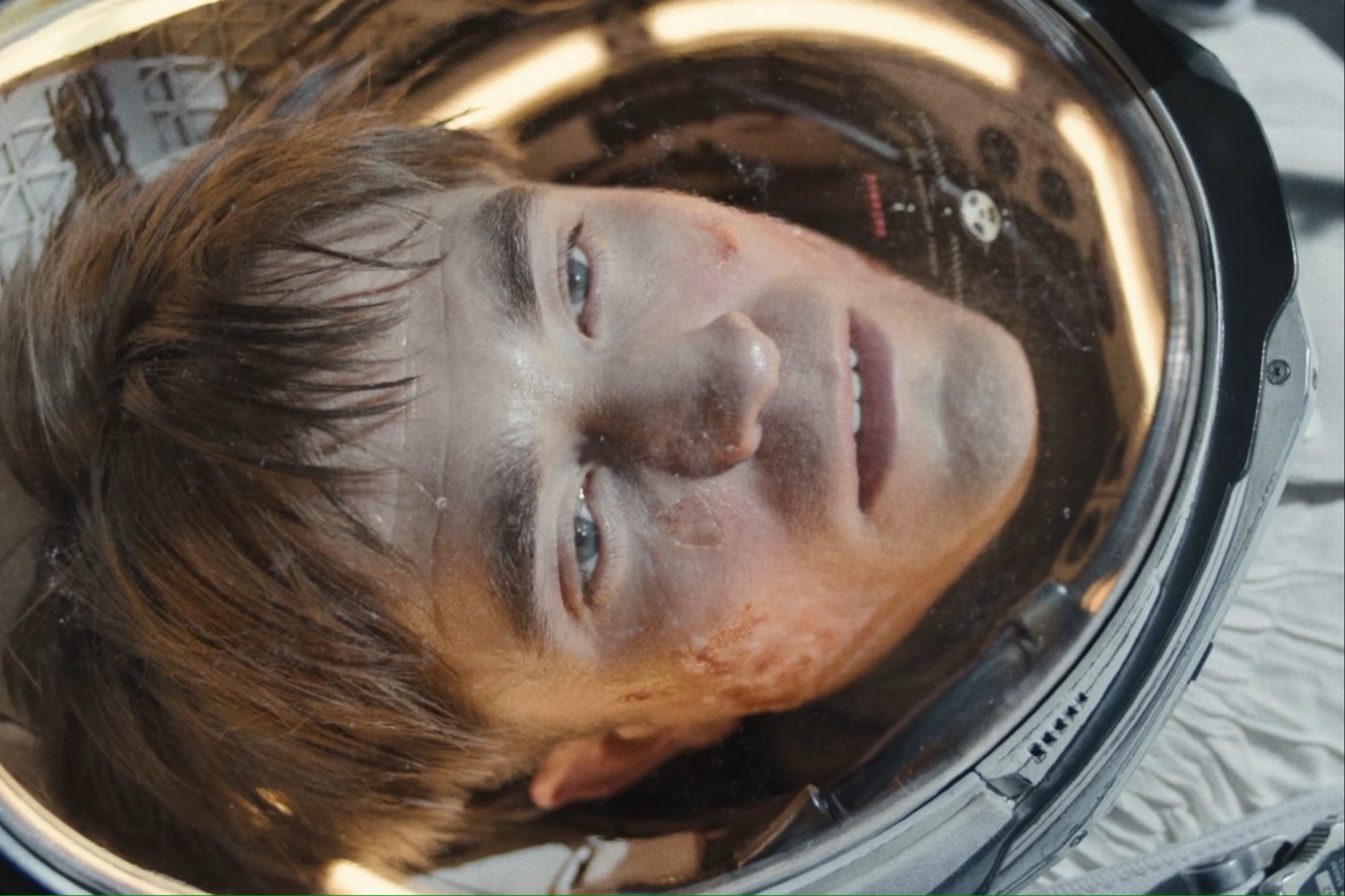 Robert Pattinson en tant qu'astronaute le regarde avec une expression vide sur son visage dans "Mickey 17".