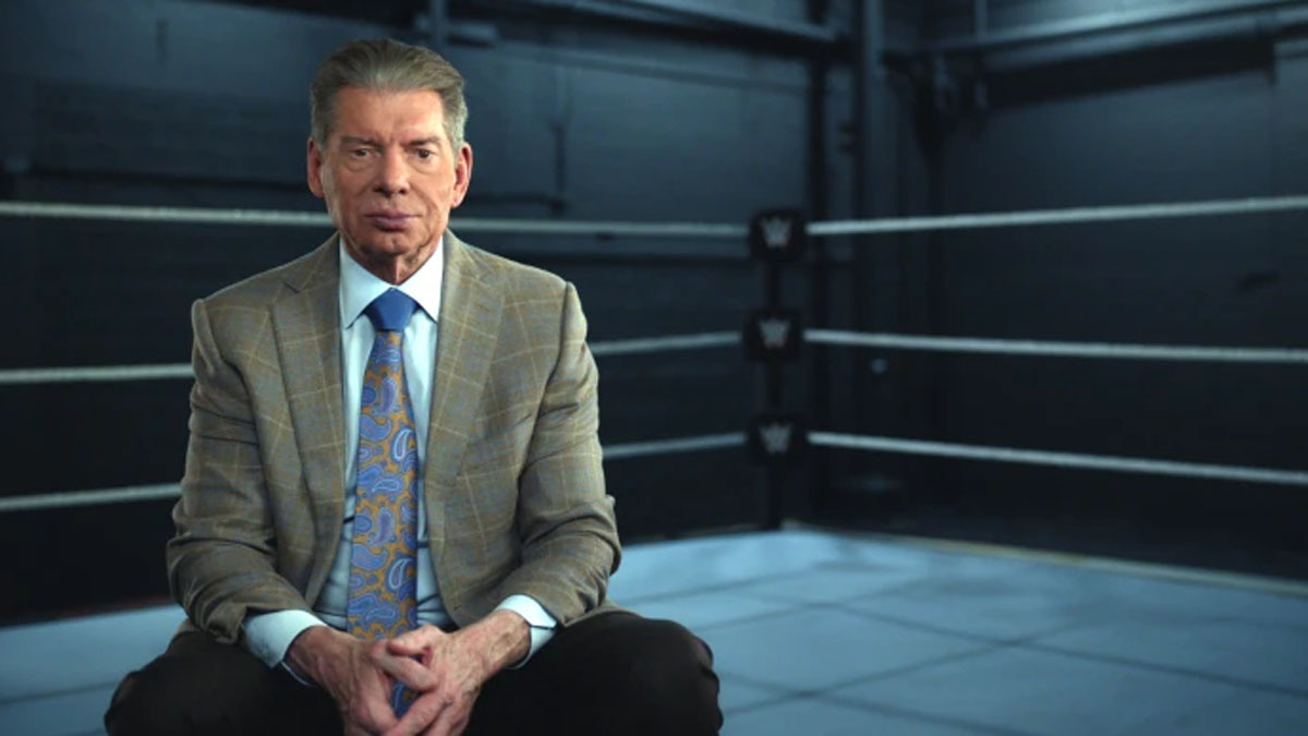 文斯·麦克马洪 (Vince McMahon) 为《麦克马洪先生》拍摄宣传画。