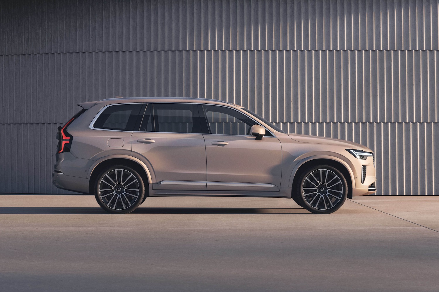 Обновленный XC90 от Volvo продолжает служить аргументом в пользу подключаемых гибридных внедорожников.