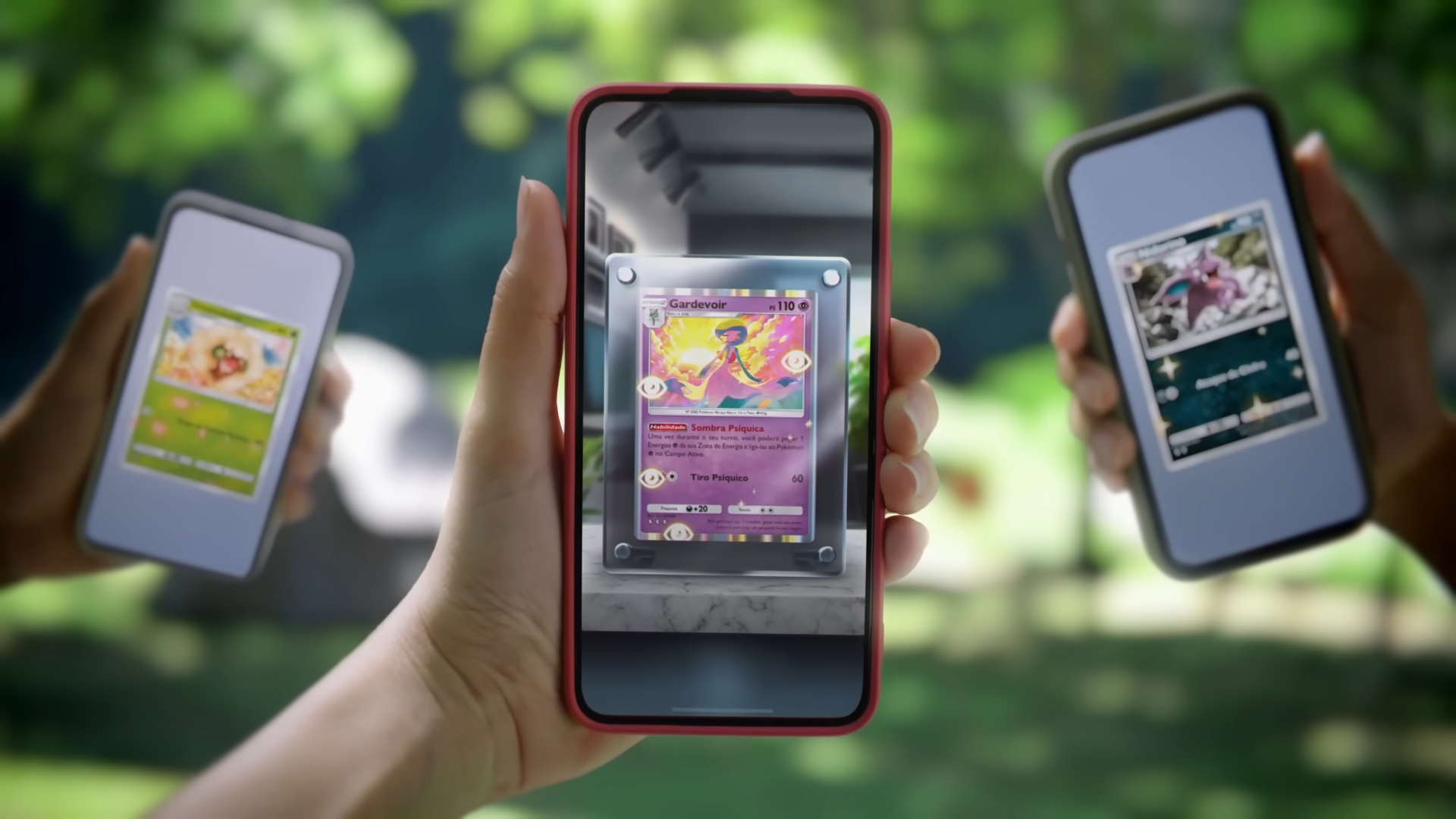 Trois téléphones exécutant Pokemon TCG Pocket.