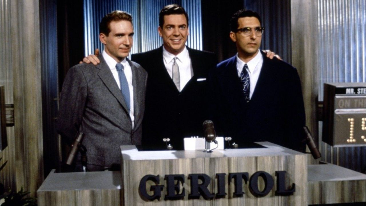 Ralph Fiennes, Christopher McDonald und John Turturro als Charles Van Doren, Jack Barry und Herb Stempel posieren für ein Foto in der Quizshow.