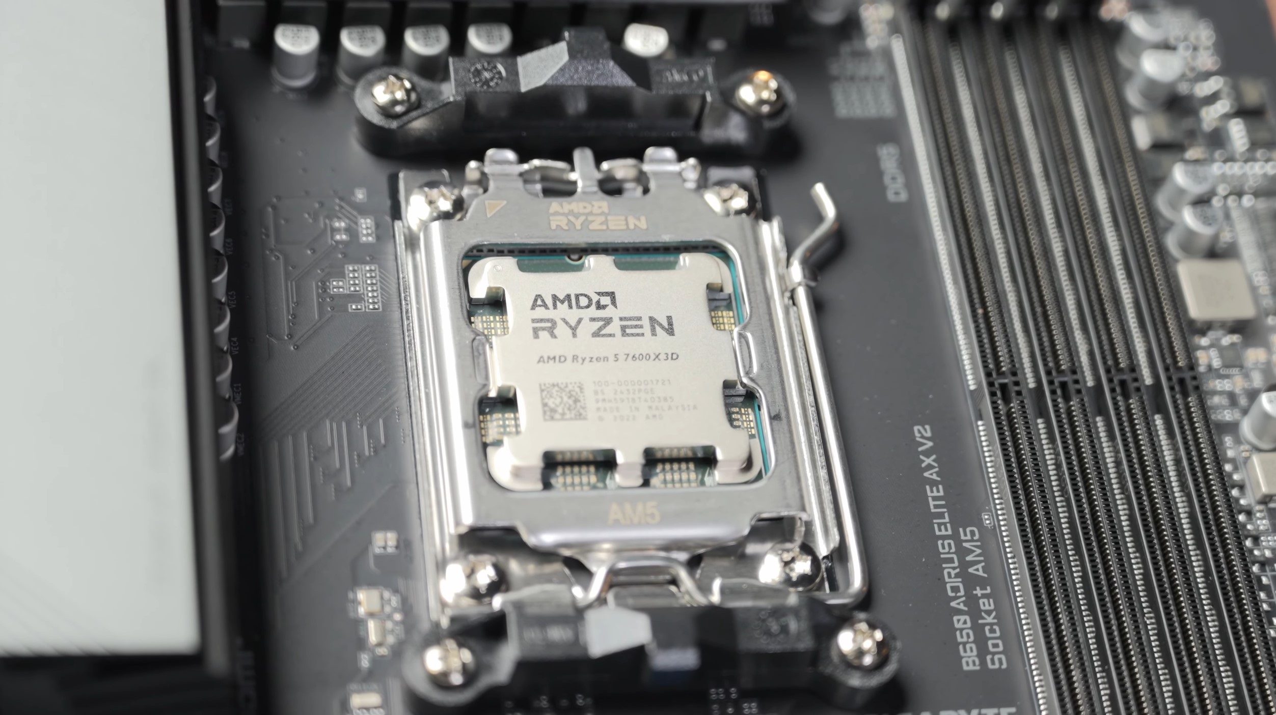 Новый процессор AMD может незаметно заменить Ryzen 7 7800X3D