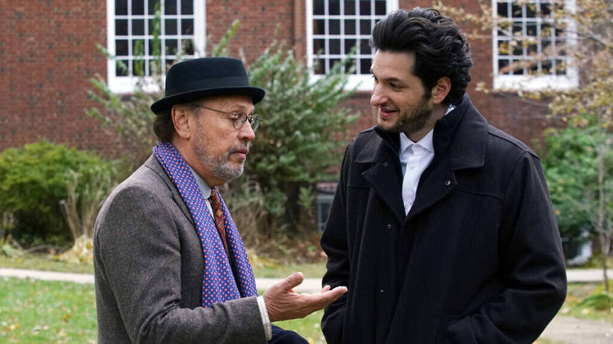 Billy Crystal e Ben Schwartz em Levantando-se, Caindo.