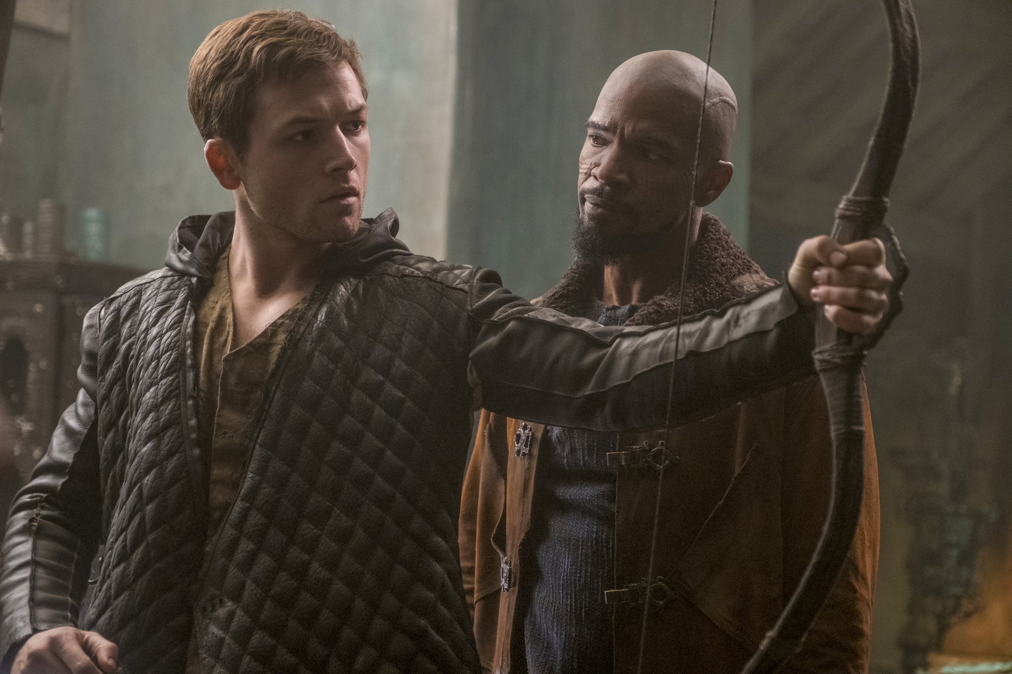 Taron Egerton e Jamie Foxx em Robin Hood.