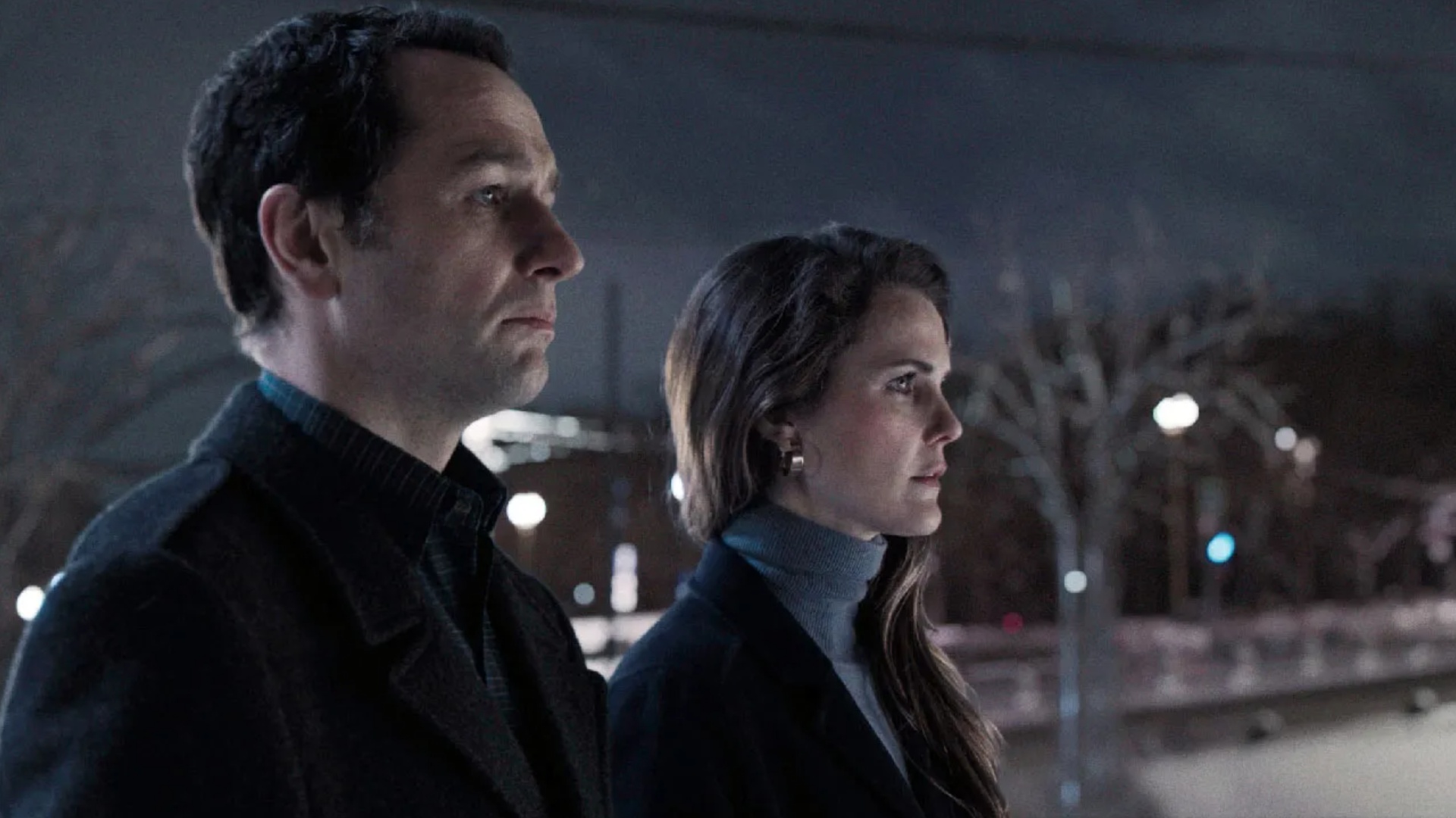 Matthew Rhys y Keri Russell uno al lado del otro en The Americans.