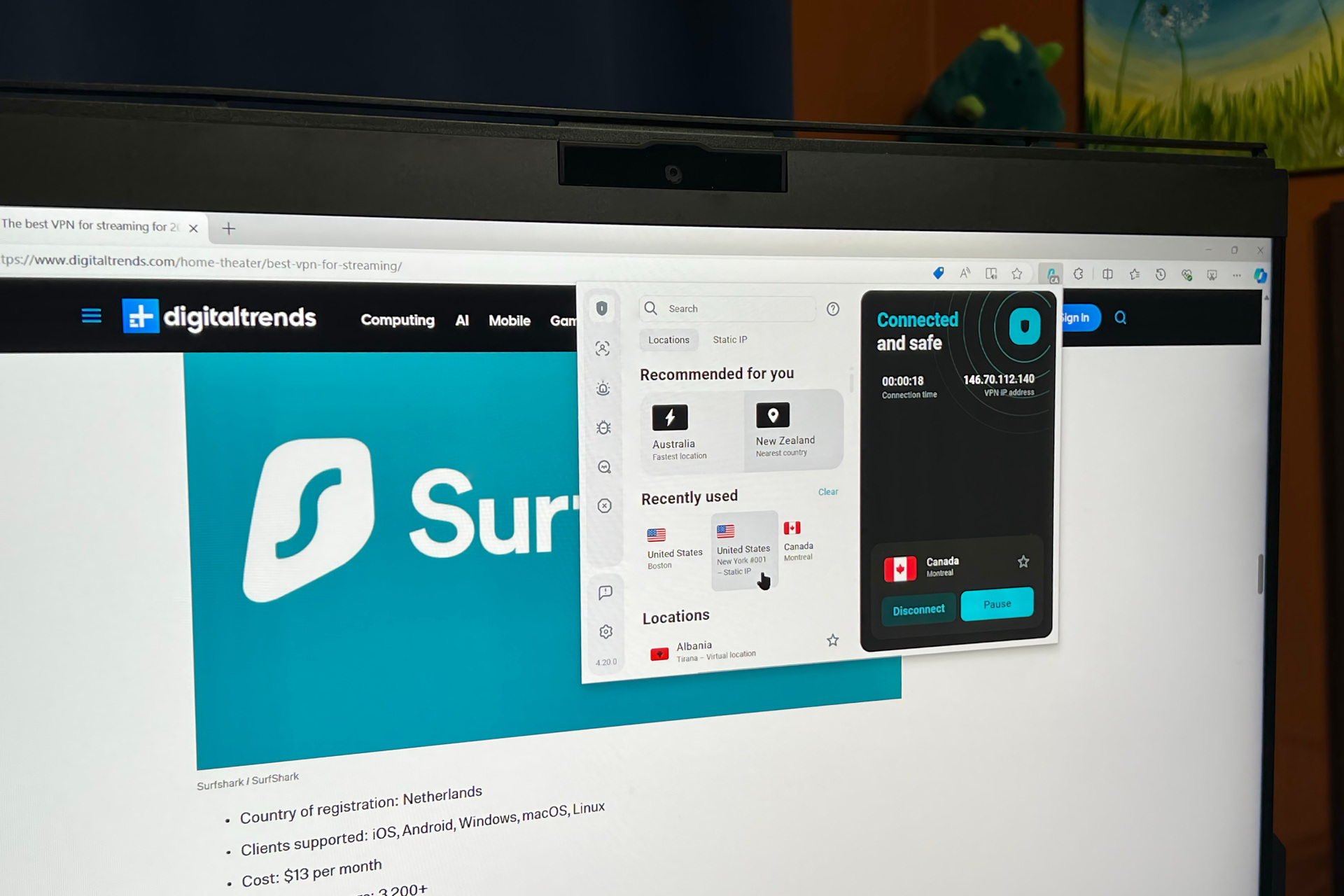 La extensión Surfshark se ejecuta en el navegador Edge en un monitor de PC.