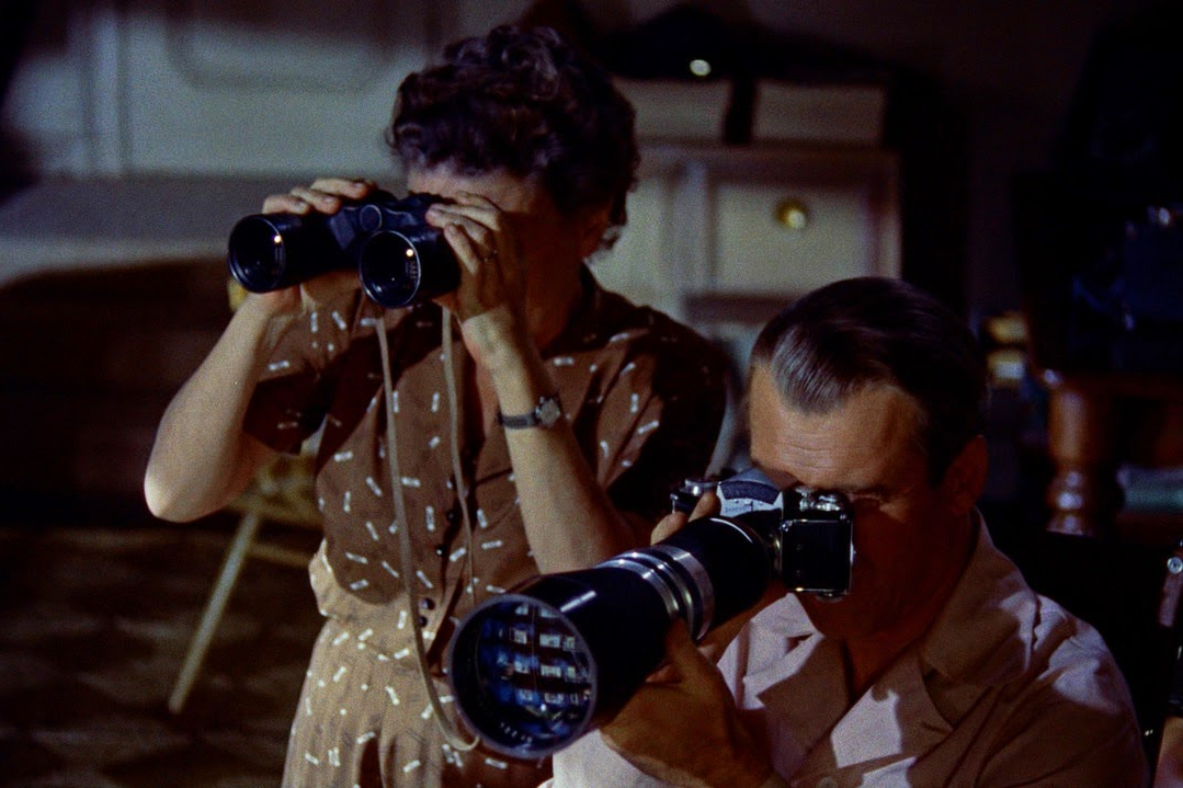 Thelma Ritter und Jimmy Stewart spionieren gemeinsam in Rear Window.