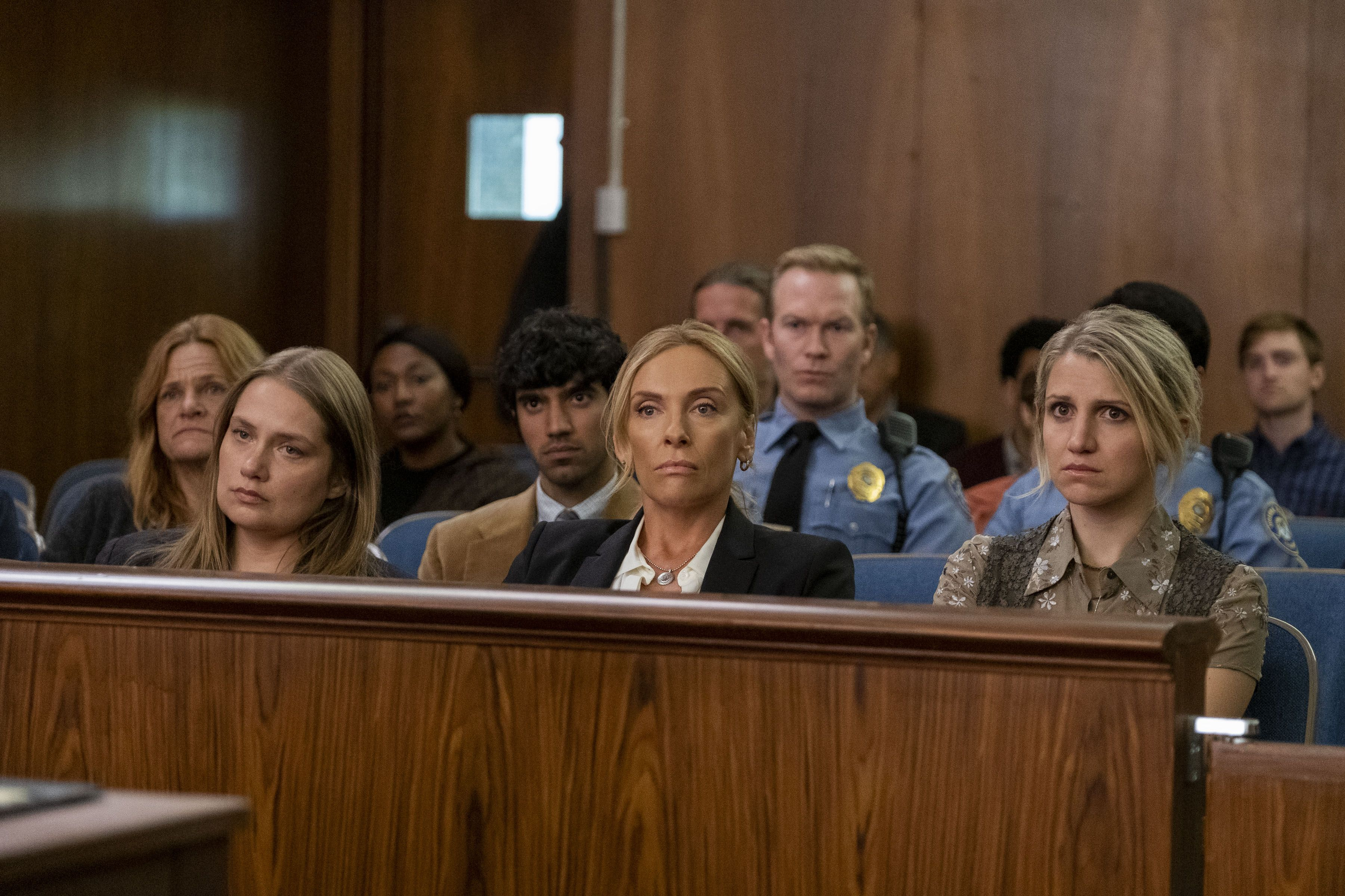 Toni Collette y Merritt Wever se sientan en una sala del tribunal en Unbelievable.