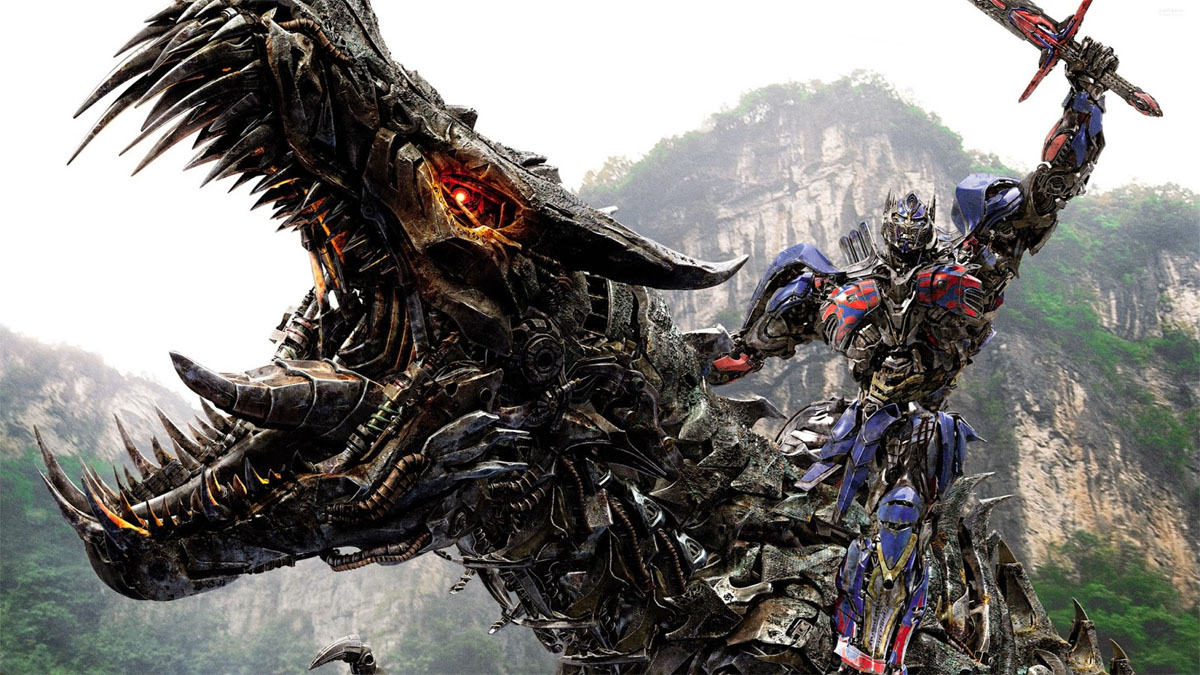 Optimus Prime chevauche un Dinobot dans Transformers : Age of Extinction.