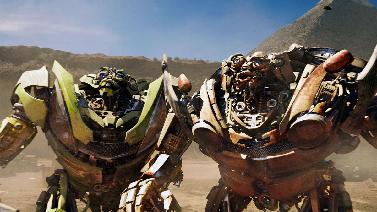 Patins et bavettes dans Transformers : La revanche des morts.