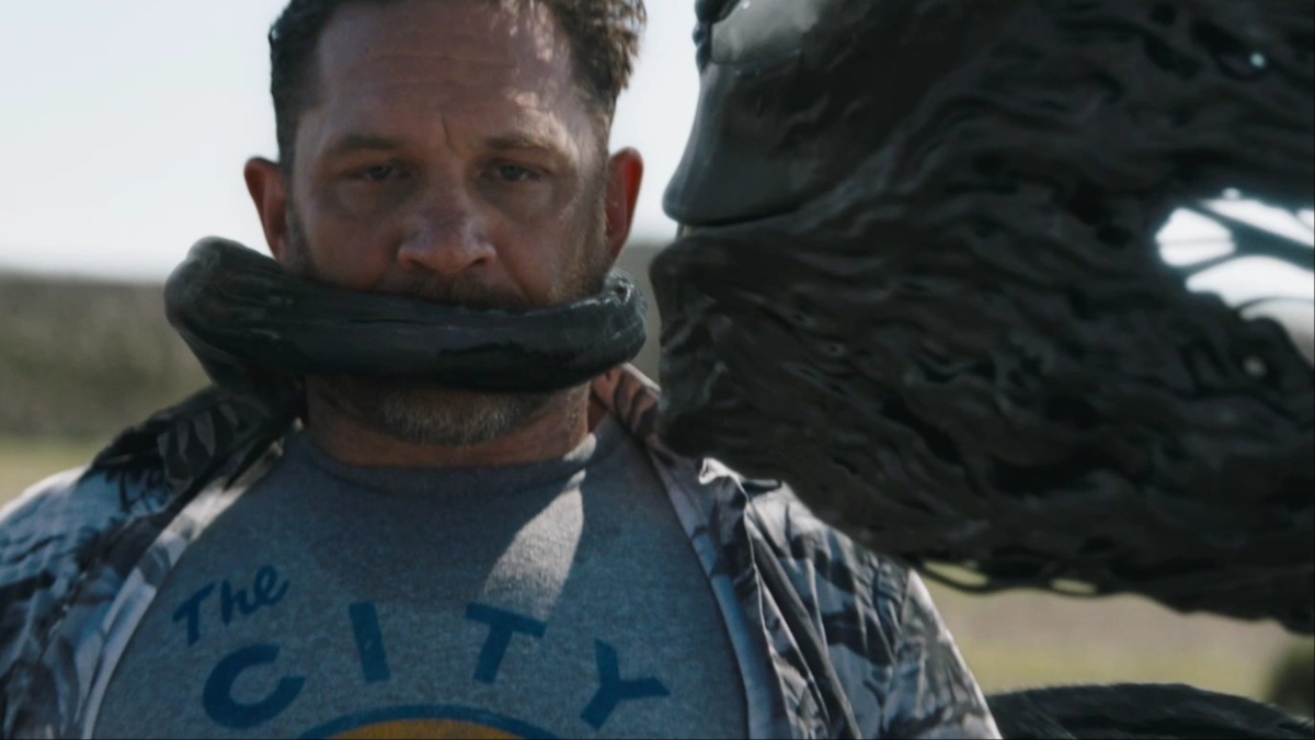 Tom Hardy hace que Venom le tape la boca.