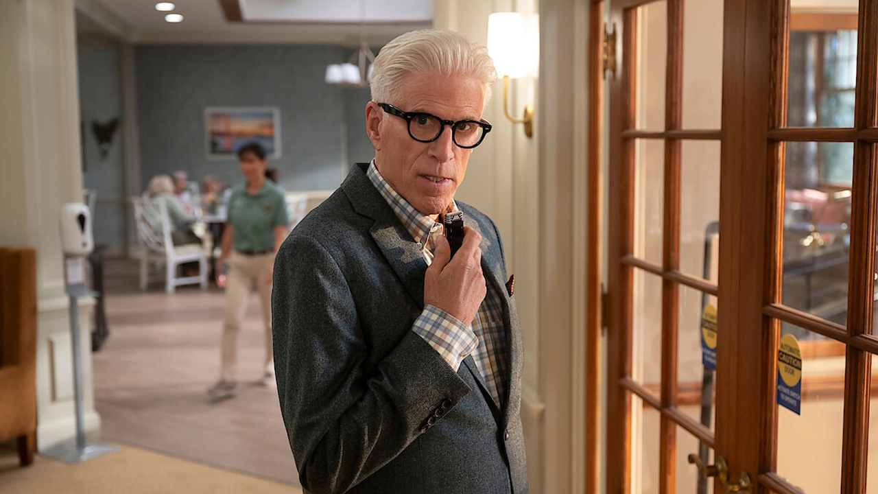 Ted Danson s'exprimant devant un enregistreur dans A Man on the Inside.