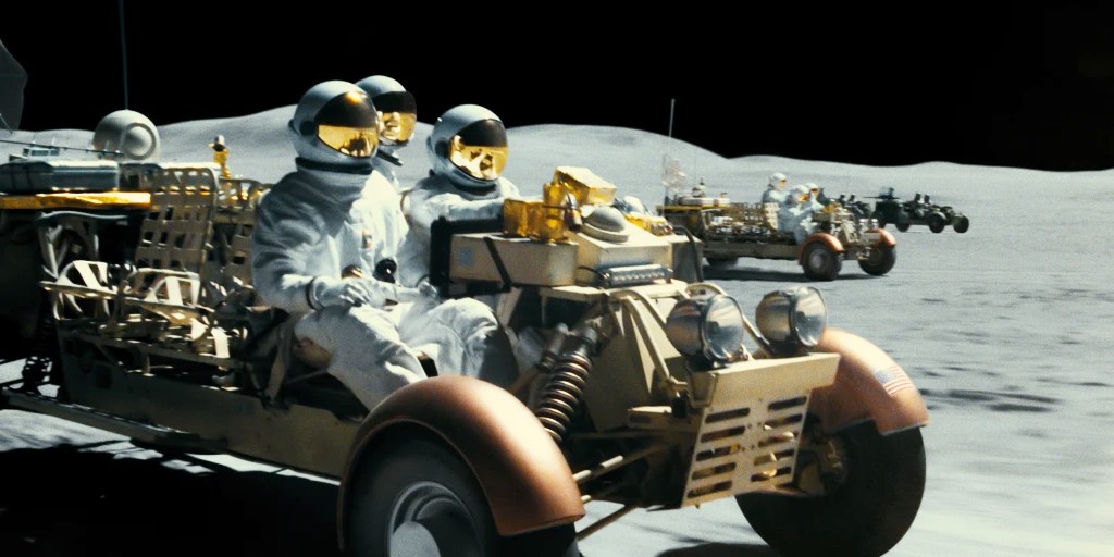 Les astronautes conduisent une voiture sur la lune dans Ad Astra.