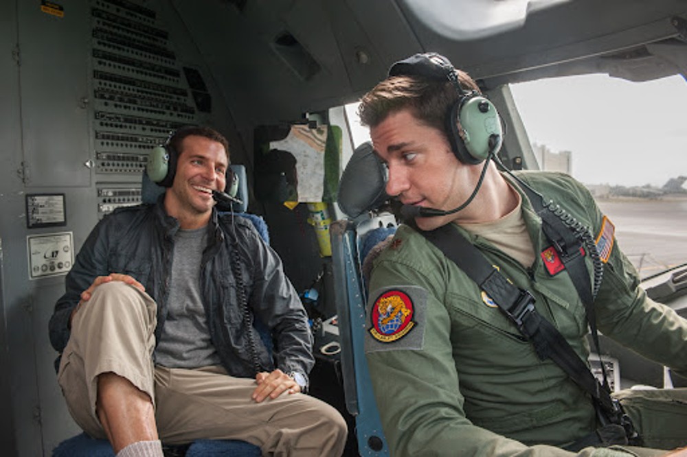 Zwei Männer sitzen in einem Hubschrauber in Aloha.