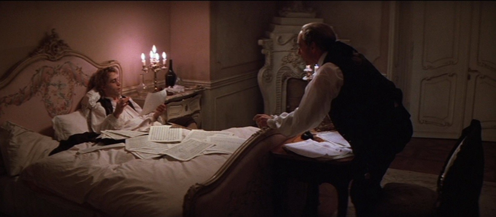 Tom Hulce dicte le Requiem de Mozart à F. Murray Abraham dans Amadeus.