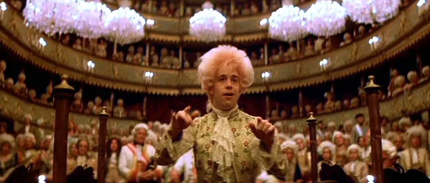 Tom Hulce dans Amadeus.