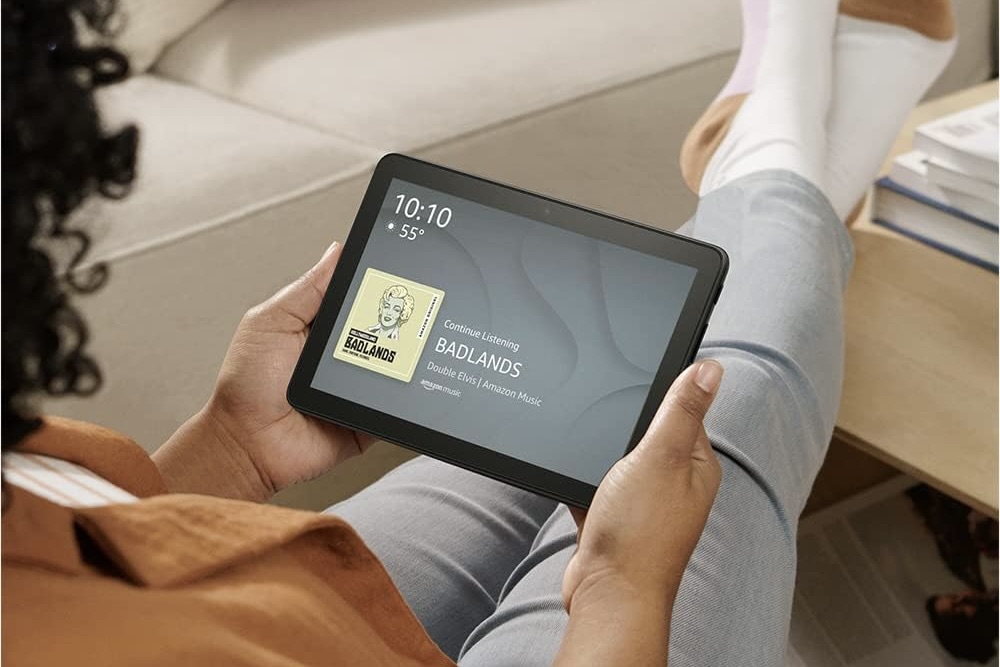 Amazon Fire HD 8 태블릿을 사용하는 사람.