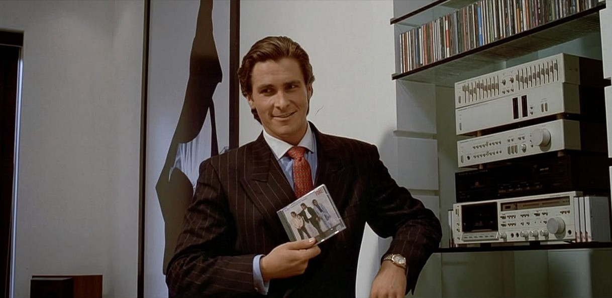 Ein Mann hält eine CD in „American Psycho“.