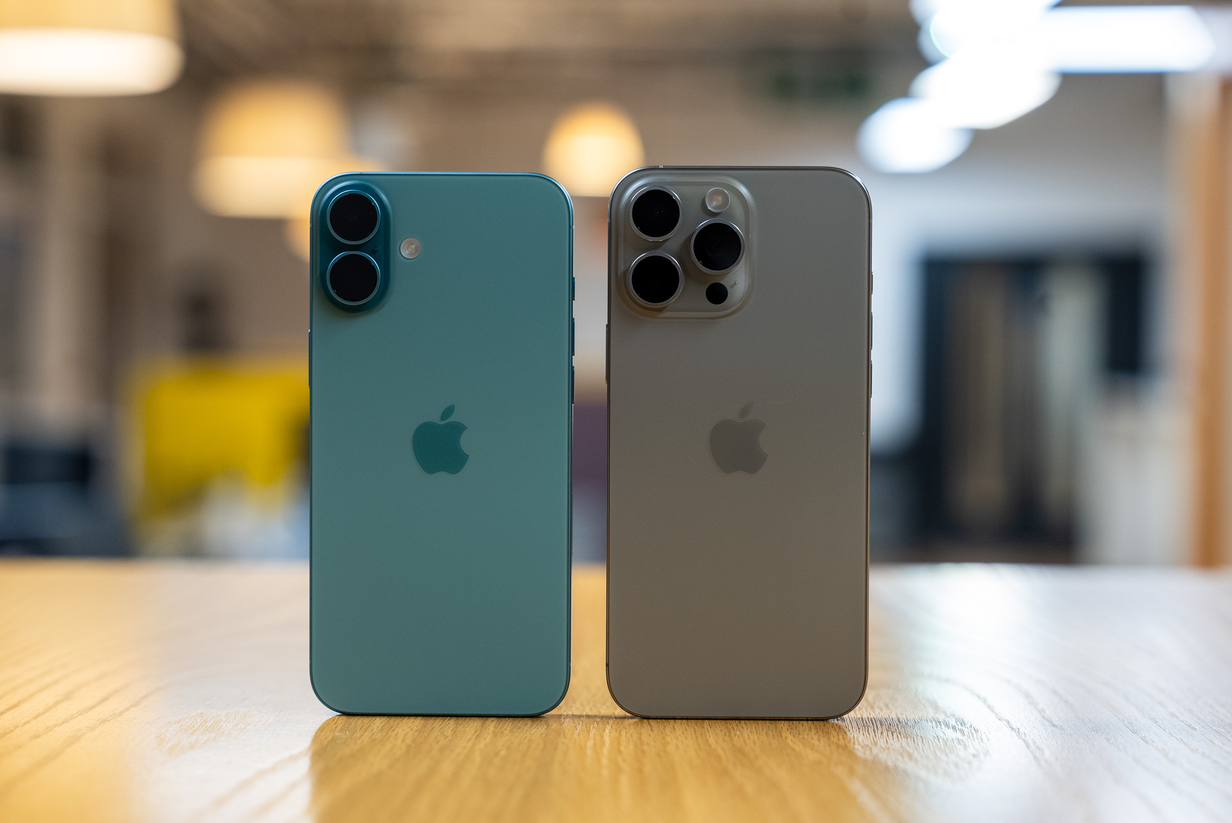 iPhone 16 Plus et iPhone 16 Pro Max côte à côte arrière