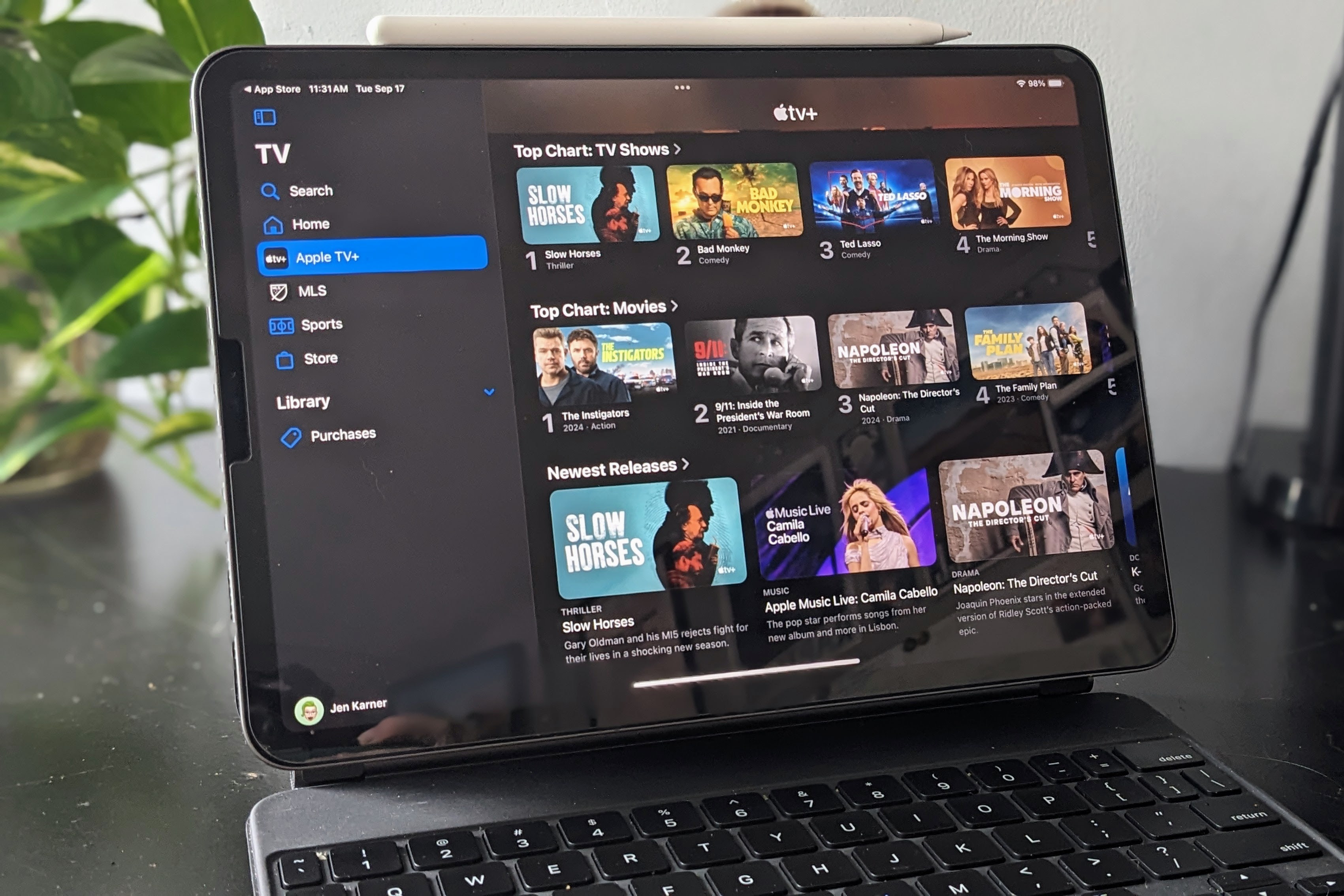 Apple TV+ é exibido em um iPad Pro.