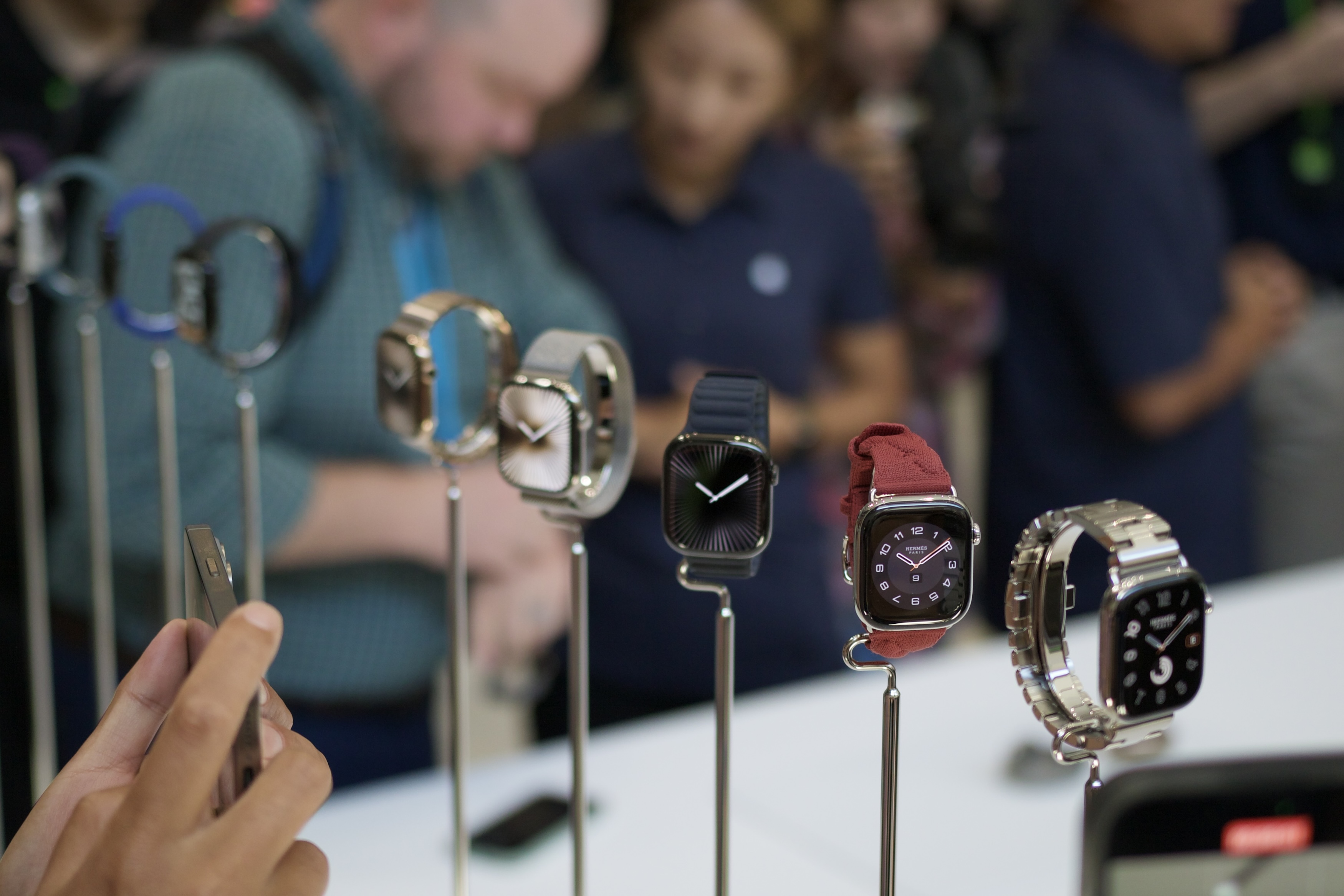 Hands-on-Bereich der Apple Watch Series 10 im Apple Park.