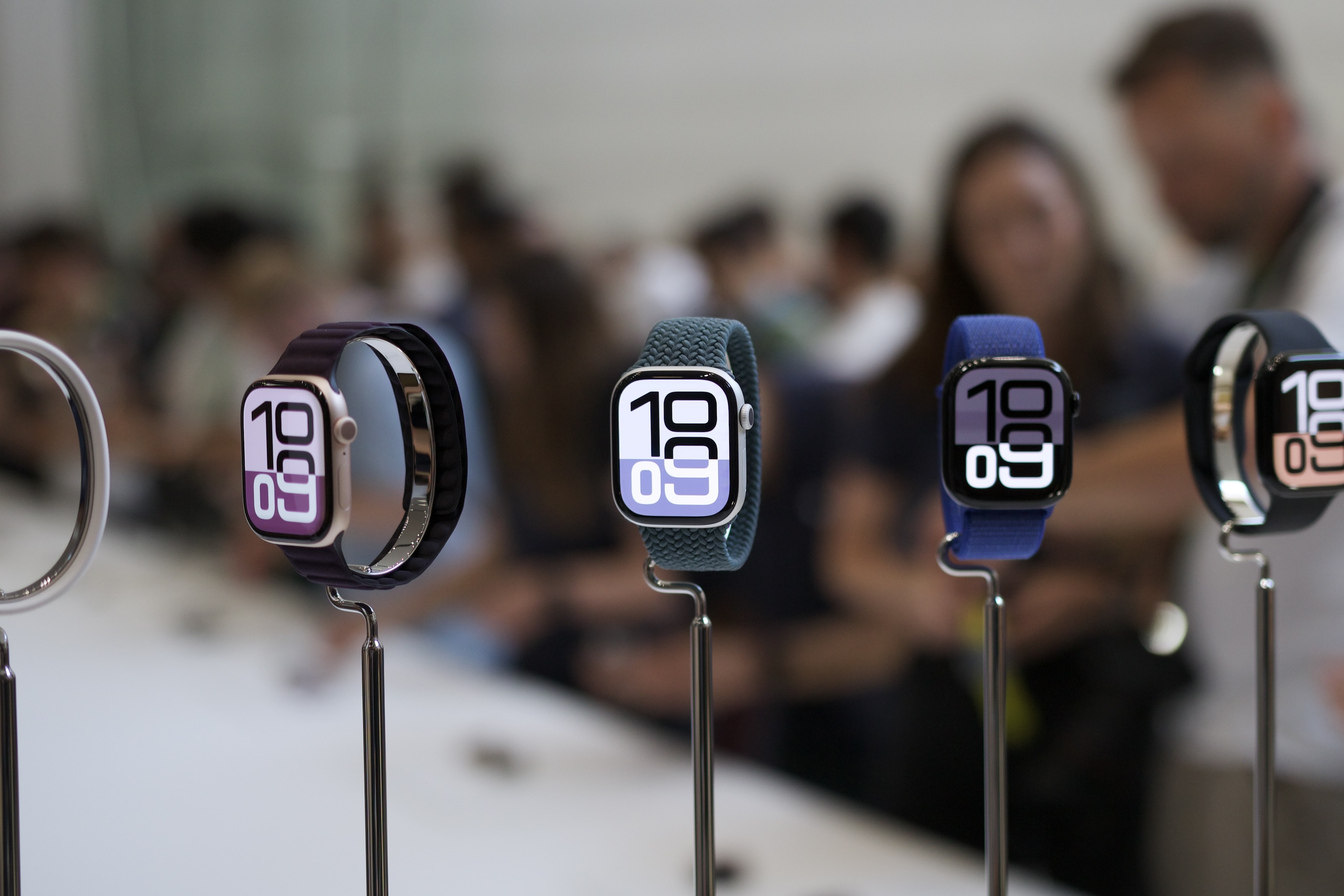 Les modèles Apple Watch Series 10 exposés à Apple Park.