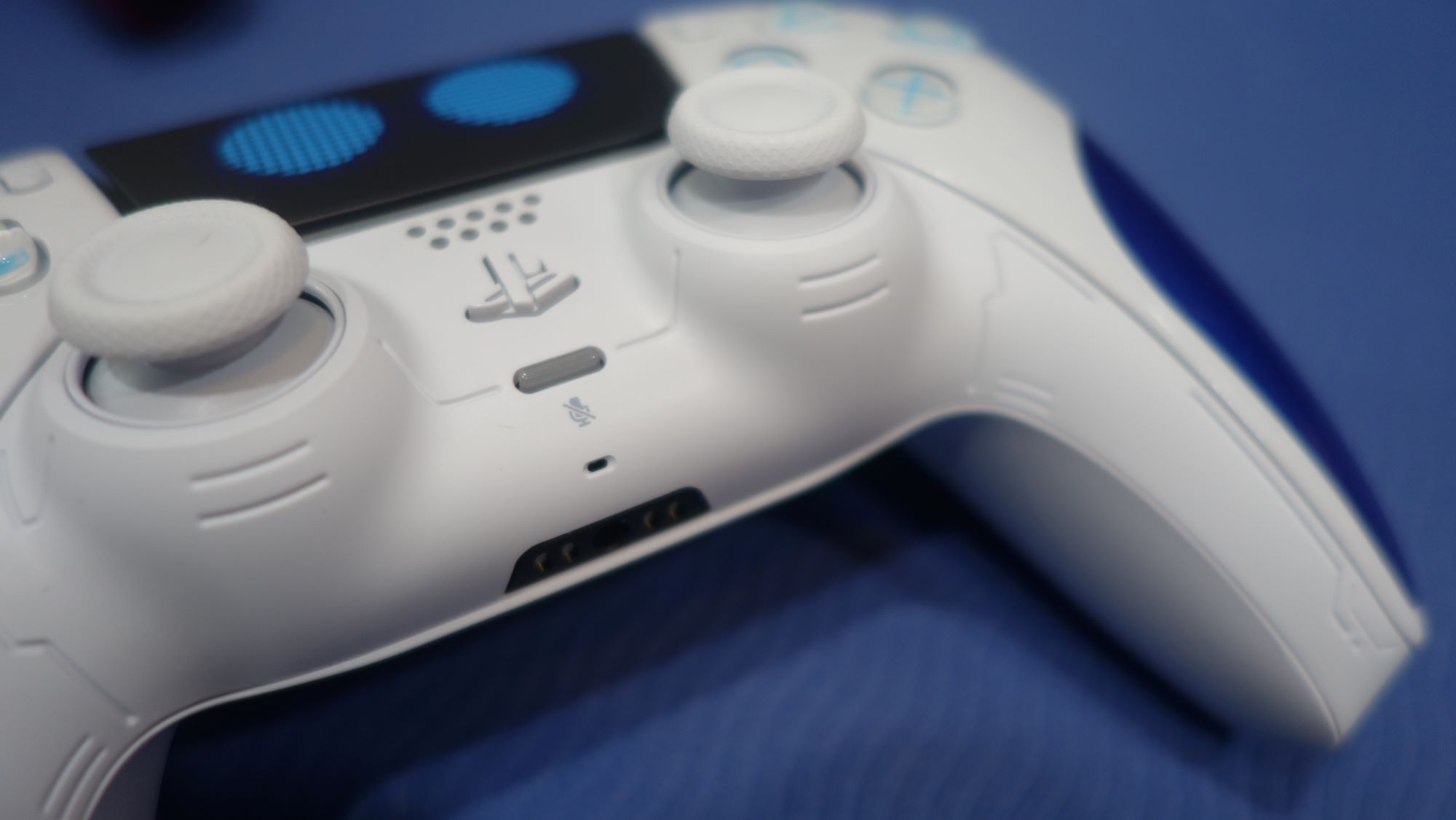 Get a close look at the Astro Bot special edition PS5 controller