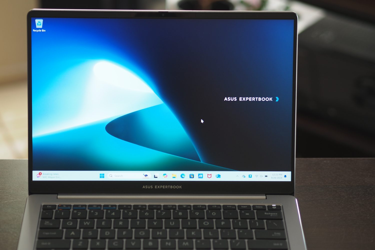 Asus ExpertBook P5 ফ্রন্ট ভিউ দেখাচ্ছে ডিসপ্লে।