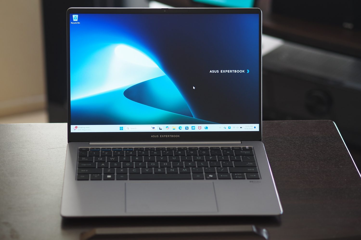 Asus ExpertBook P5, вид спереди: дисплей и клавиатура.