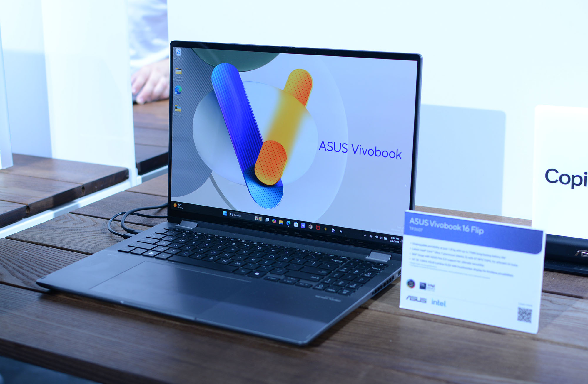 O Asus VivoBook 16 Flip apresentado na IFA 2024.