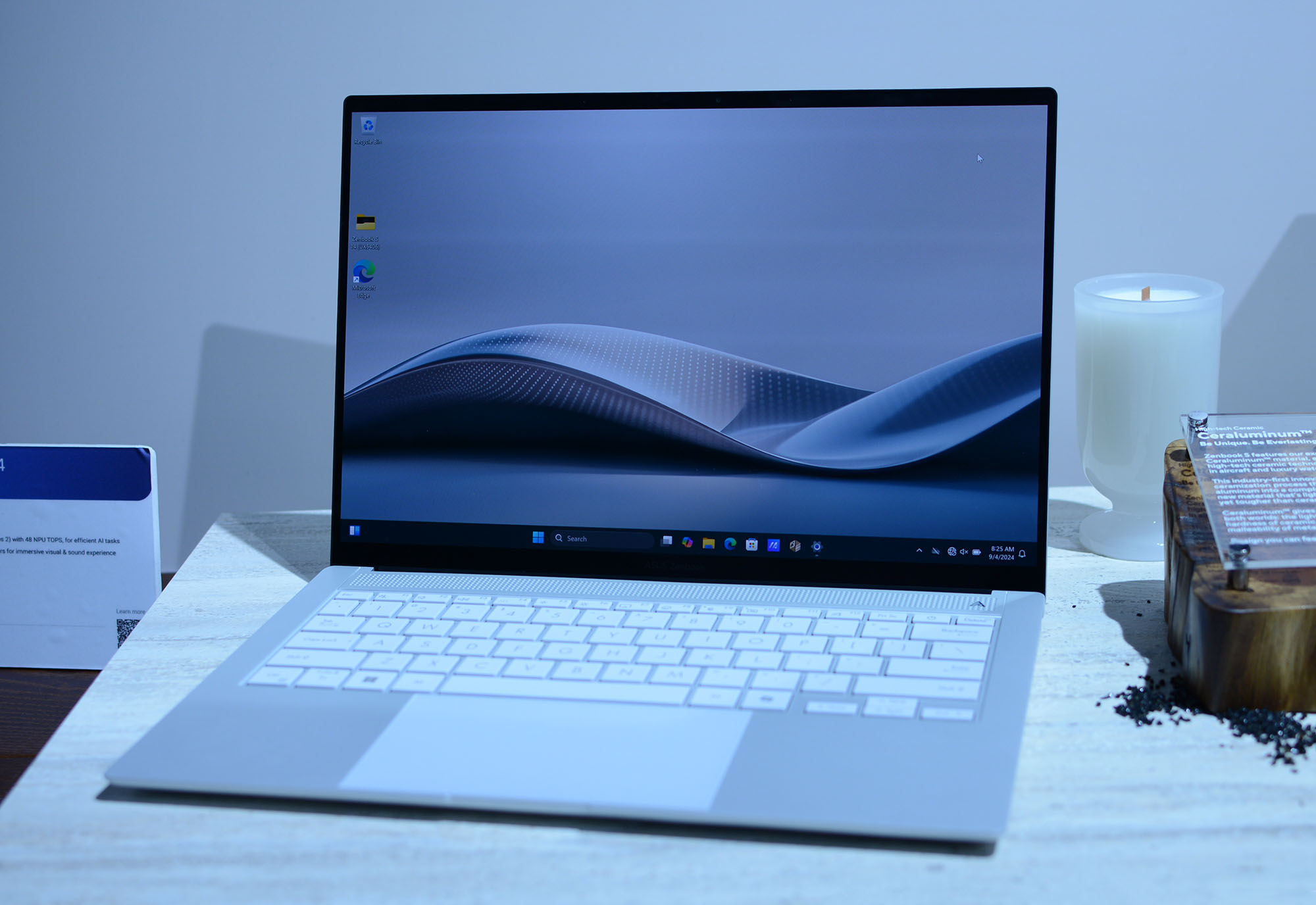 Le modèle Asus ZenBook S14 version ultérieure 2024 en blanc scandinave présenté à l'IFA 2024.