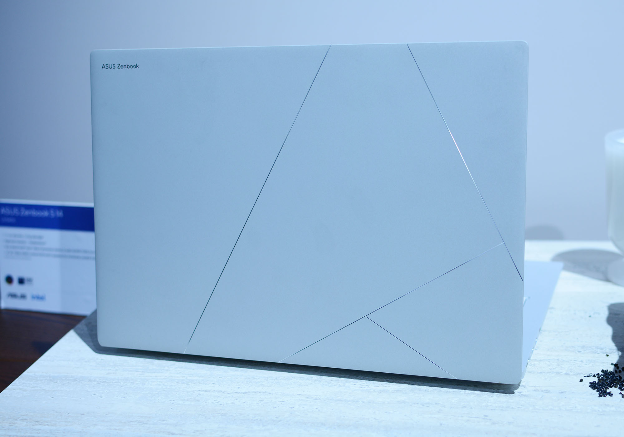 O modelo Asus ZenBook S14 do final de 2024 em branco escandinavo apresentado na IFA 2024.