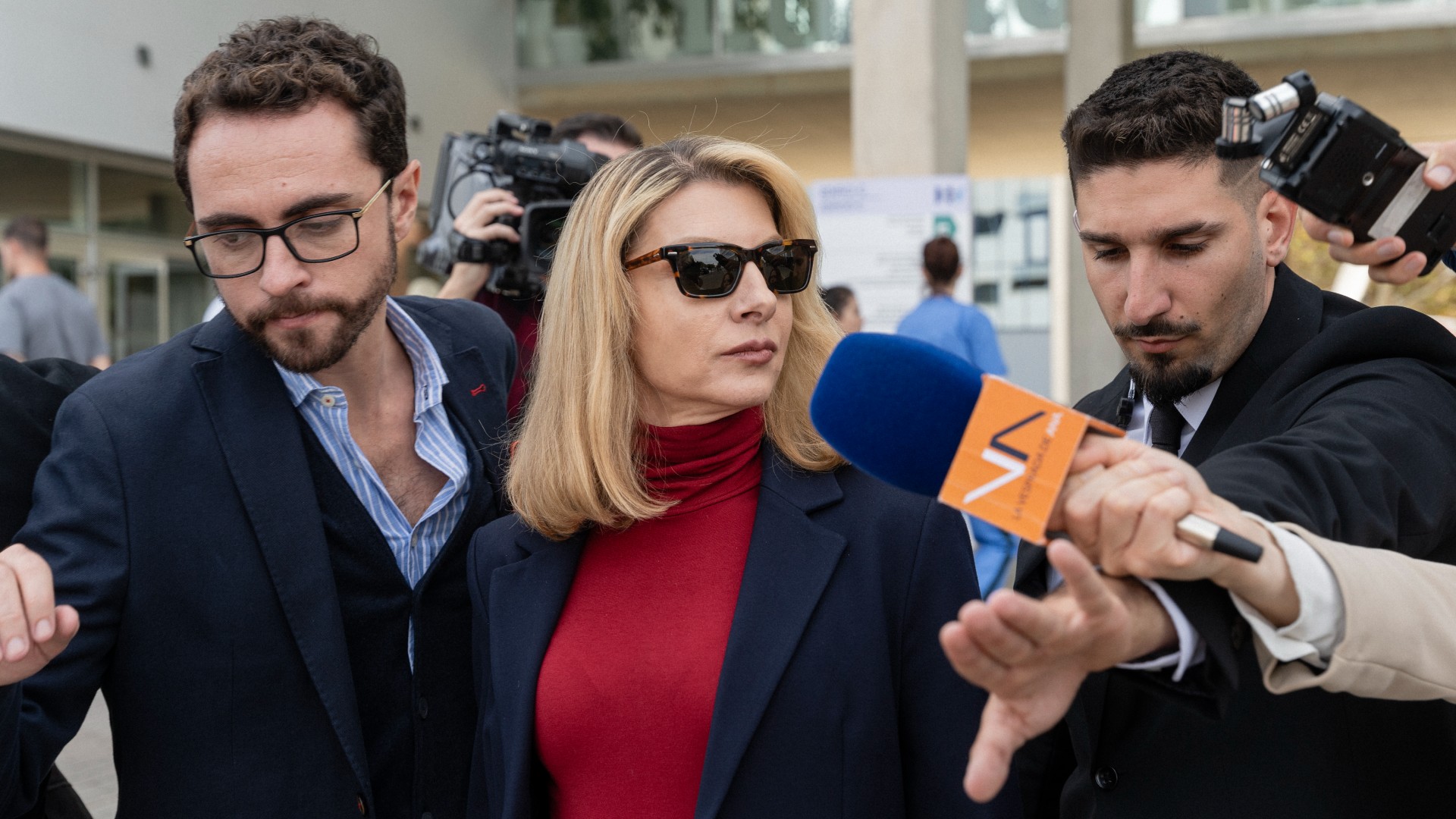 A woman is hounded by reporters in Breathless.