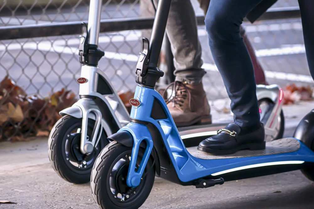 Dos personas utilizando patinetes eléctricos Bugatti 10.0 Max.