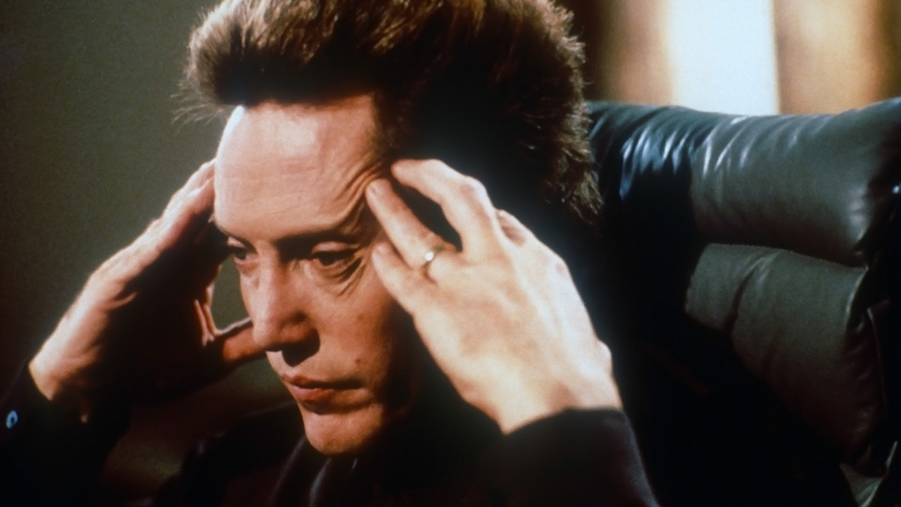 Christopher Walken, les doigts sur les tempes, l'air affligé en communion.